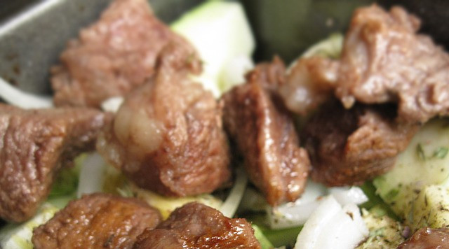 1. Этап. Телятина с кабачками: Кладем обжаренное мясо.