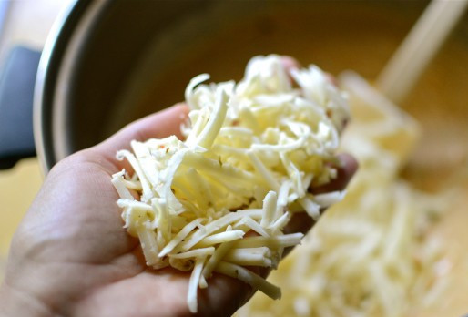 1. Этап. Закуска сырная на чипсах: 3. Добавим измельченный сыр и чечил (его тоже постарайтесь как можно сильнее измельчить). Перемешаем, тушим дальше.