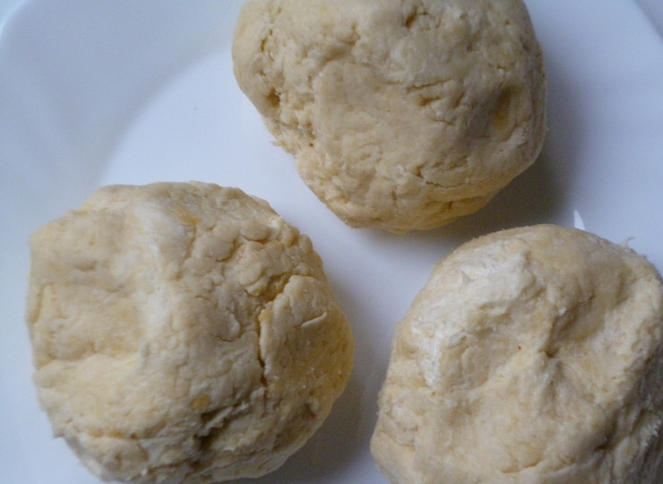 1. Этап. Пахлава на кефире: Растираем масло с мукой в мелкую крошку. Кефир смешиваем с солью и содой. Сразу же добавляем кефир в крошку, туда же оправляем желтки. Теперь замесим тесто, разделив его на три части. Кладем тесто в холодильник.