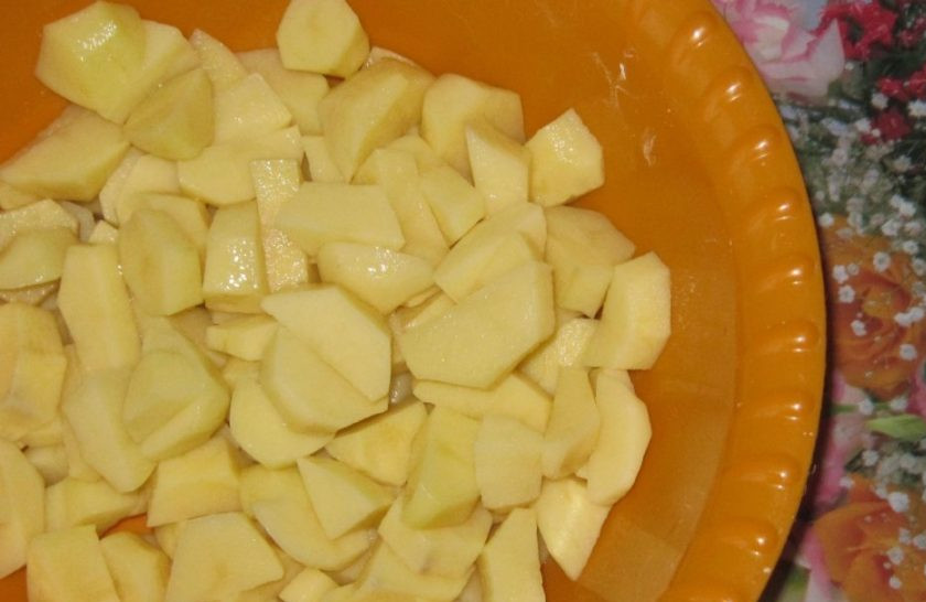 1. Этап. Суп Харчо постный: Картофель почистите, помойте и порежьте кубиками. Воду поставьте вариться.