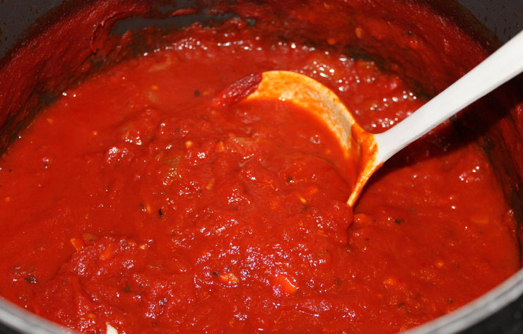 1. Этап. Каннеллони в томатном соусе: 1. Для приготовления томатного соуса сперва нужно обжарить в небольшом количестве оливкового масла измельченный чеснок. Затем добавить соус (можно купить готовый или сделать самостоятельно, измельчив свежие помидоры без кожицы). Посолить и поперчить по вкусу, добавить специи. Соус нужно немного уварить на среднем огне, а затем отставить на время.