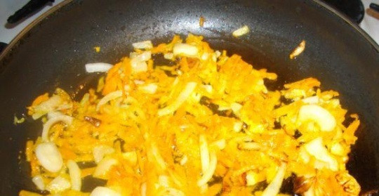 1. Этап. Волнушки на зиму: 2. Лук чистим, режем полукольцами и обжариваем на растительном масле до прозрачности вместе с морковкой.