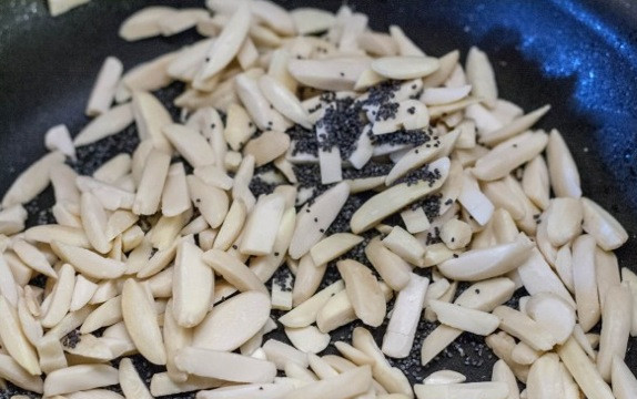 1. Этап. Салат с виноградом, курицей и сельдереем: На сухой сковороде прокаливаем орехи с маком в течение 1-2 минут.