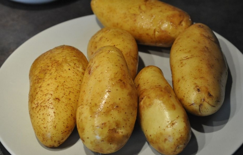 1. Этап. Драники по-белорусски: Картофель промойте под проточной водой несколько раз и хорошенько почистите щеткой, чтобы не осталось земли и песка. Обсушите корнеплоды бумажными полотенцами.