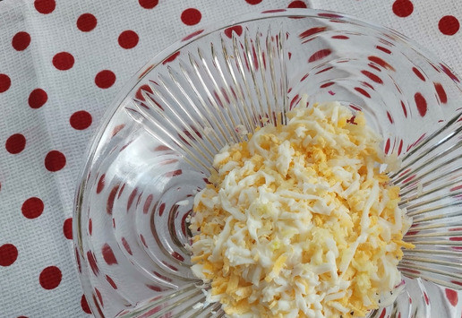 1. Этап. Салат Светленький: отварные яйца,