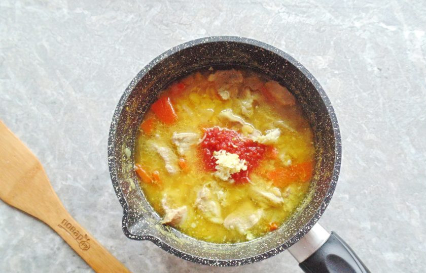 1. Этап. Гуляш с горохом: После добавьте томатный морс. Если нет морса, добавьте помидор или томатную пасту. Добавьте измельчённый чеснок. Поперчите и посолите по вкусу.