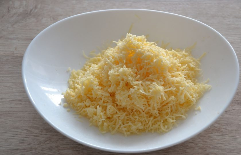 1. Этап. Киш с копченой курицей: Натрите на терке сыр.