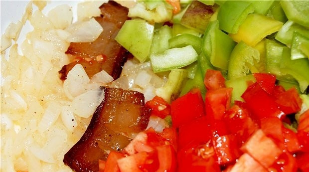 1. Этап. Чирке-паприкаш: Берем толстостенную кастрюлю, на дне обжариваем мелко нарезанное сало (нам нужно вытопить из него жир). Затем добавляем в кастрюлю лук, обжариваем до прозрачности, после чего в кастрюлю следуют кубиком нарезанные помидоры и перцы.