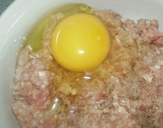 1. Этап. Картофельная запеканка с майонезом: 1. В емкости соедините свино-говяжий фарш и одно яйцо. Посолите, добавьте по вкусу молотый перец. Перемешайте.