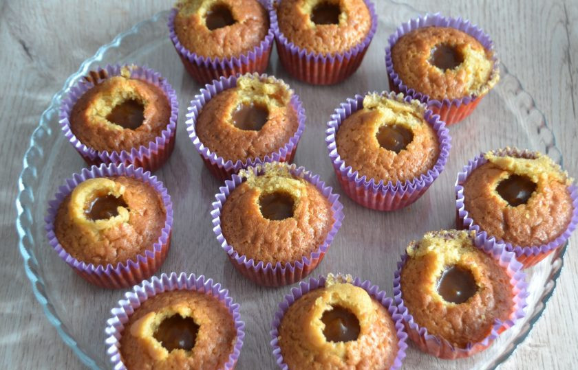 1. Этап. Капкейки с соленой карамелью: С помощью кондитерского мешка заполните капкейки соленой карамелью.