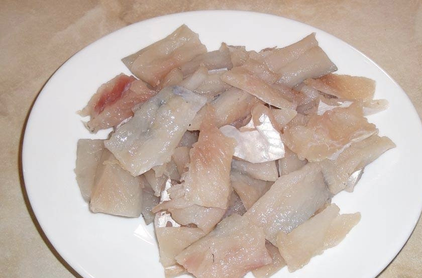 1. Этап. Рыба в кисло-сладком соусе по-китайски: 1. Нарежьте филе рыбы кусочками (по размеру примерно 2 на 3 сантиметра). Лук сначала режем вертикально (на 4 части), а затем ещё по горизонтали пополам. Должны получиться довольно крупные луковые кусочки.