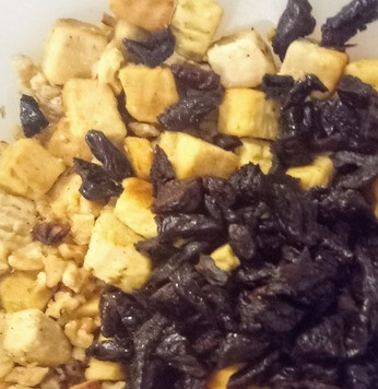 1. Этап. Вкусный и полезный салат: Измельчить чернослив. Добавить в салатницу. Тщательно перемешать.