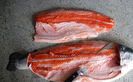 1. Этап. Быстрая засолка форели в домашних условиях: 1. Рыбу разделаем, если необходимо - удаляем кости и все лишнее, нарезаем кусочками.