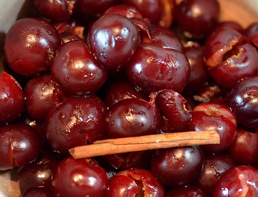 1. Этап. Вишневое варенье с шоколадом: 1. Удалите из вишни косточки, сложите в кастрюльку, добавьте корицу.