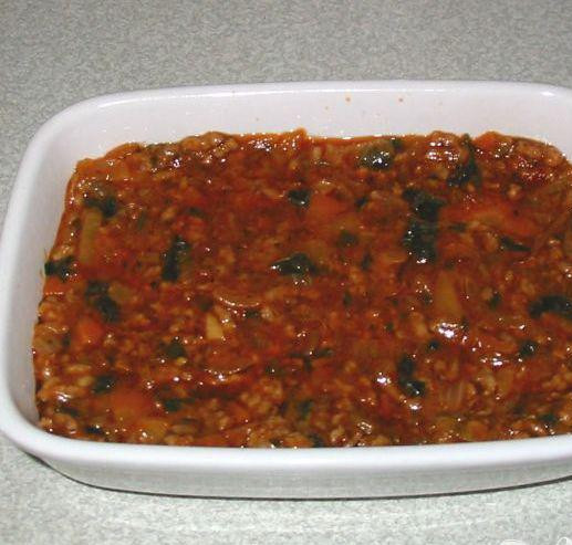 1. Этап. Пастушья запеканка: 4. Отцедить картофель и дать ему постоять 5 минут без крышки в кастрюле. Добавить сливочное масло и сделать картофельное пюре. Это займет около 2 минут. Переложить мясо в жароустойчивое блюдо.