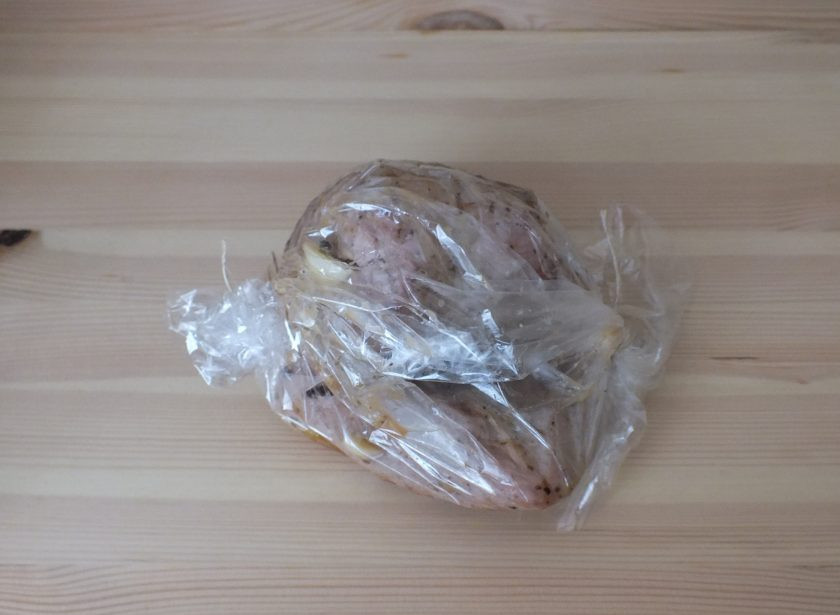 1. Этап. Буженина в рукаве в мультиварке: Мясо переложите в рукав для запекания. Закрепите края.