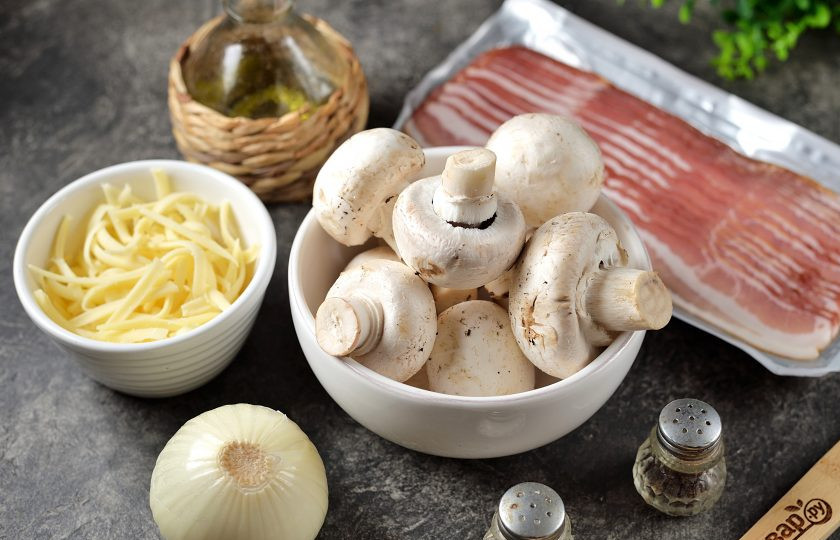 1. Этап. Шампиньоны в беконе в духовке: Подготовьте необходимые ингредиенты. Репчатый лук почистите, помойте и обсушите.