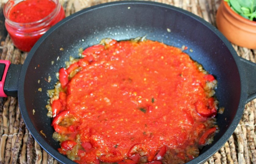 1. Этап. Фасоль Пинто: Далее, добавляем томатный соус, пряные травы, если нужно соль и перец. У меня соус домашний, уже приправлен.