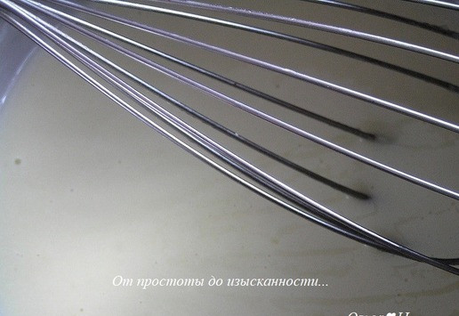 1. Этап. Фисташковое пирожное с брусничным семифреддо: Снимите с огня и растворите в креме желатин. Дайте остыть до комнатной температуры.