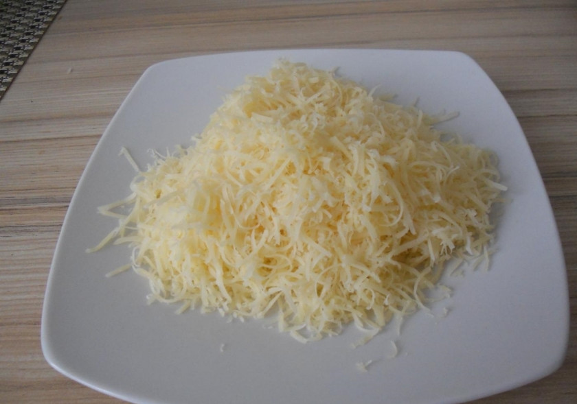 1. Этап. Макароны большие Ракушки с фаршем: 8. Кусочек твердого сыра измельчаю на мелкой терке и перекладываю в тарелку.