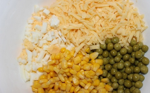 1. Этап. Салат с сыром и грибами: Отварим яйца вкрутую, очистим и нарежем небольшими кубиками. Сыр натираем на крупной терке, но можно тоже нарезать кубиками.