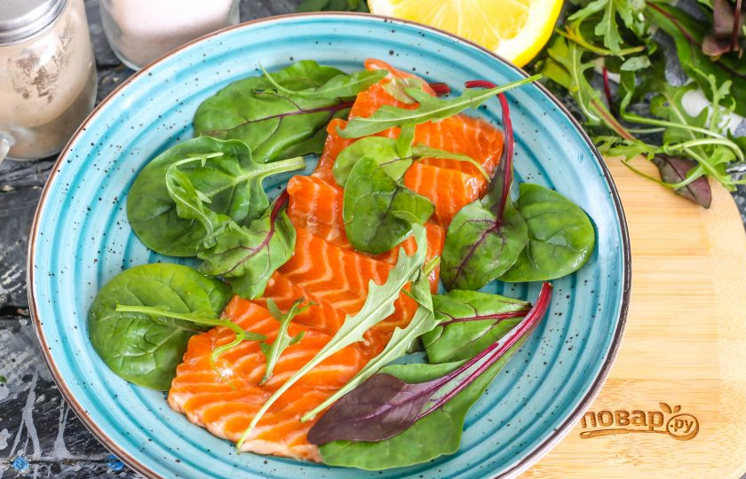 1. Этап. Тирадито: После чего промойте свежую зелень, нарвите ее руками на тарелку и выложите на нее ломтики промаринованной рыбы. Сверху дополните блюдо зеленью.