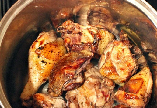1. Этап. Петух по-бургундски ( «Coq au vin»): На сковороде нагреть растительное масло, добавить сливочное масло и обжарить кусочки петуха с двух сторон до румяной корочки. Обжаривайте на огне выше среднего, примерно по 2 минуты с каждой стороны. Далее перекладываем птицу в высокую кастрюлю с толстым дном и ставим на огонь. На этом этапе хорошо бы фламбировать петушка, для чего полить кусочки крепким алкогольным напитком (например, коньяком) и поджечь сверху. Фламбировать желательно (так вкуснее), но не обязательно. Как только выпарится спирт (потухнет огонь), выкладываем сверху на петуха овощи из маринада, подготовленный чеснок и помидор, молотый перец (на кончике ножа) и тимьян (1/4 чайной ложки). Заливаем вином из маринада и добавляем 200-300 мл куриного бульона. Тушим на небольшом огне в приоткрытой кастрюле или совсем без крышки. Время тушения не скажу точно, т. к. это зависит от возраста птицы и ее пола. Петушка готовим приблизительно 2 часа, курочку меньше. За это время жидкость должна выпариться не менее ¼ от первоначального объема. В процессе готовки пробуйте подливу и добавляйте соль и сахар по своему вкусу.