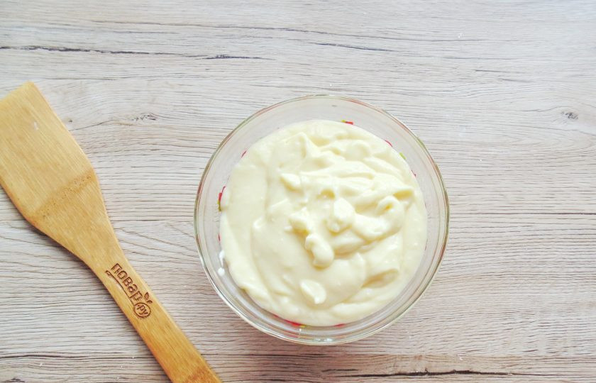 1. Этап. Песочный пирог с яблоками и заварным кремом: Когда молоко в кастрюле начнет закипать, влейте приготовленную смесь. Постоянно перемешивая, доведите крем до загустения. Переложите его в другую посуду, накройте пищевой пленкой и дайте полностью остыть.