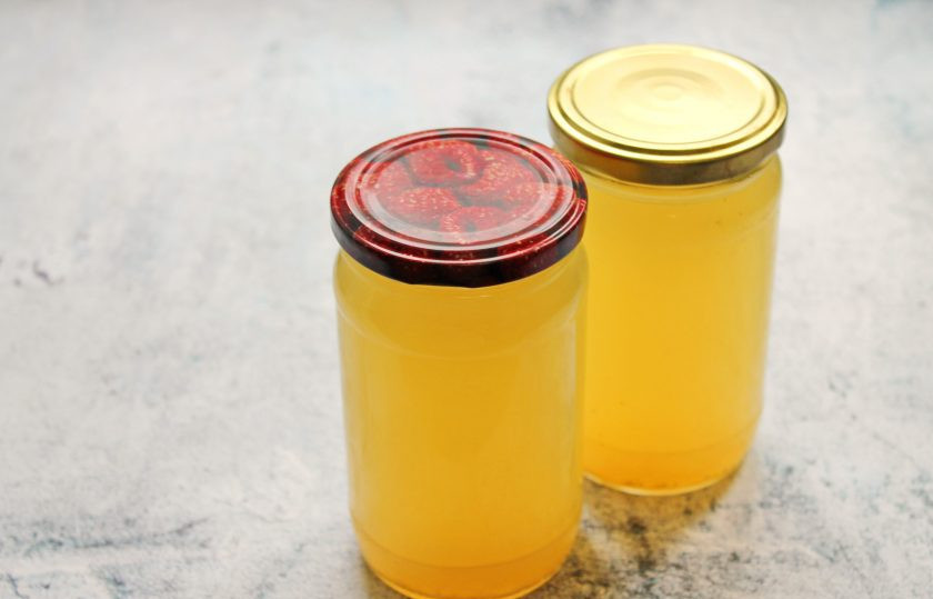 1. Этап. Тыквенный сок в соковарке на зиму: Когда отсек для сбора сока заполнится, отключите огонь. Банки для сока тщательно вымойте в горячей воде с содой, сполосните и стерилизуйте удобным способом, крышки прокипятите. Через носик слейте сок в подготовленные банки и плотно закройте. Переверните банки вверх дном, укутайте и оставьте до полного остывания. После этого уберите на хранение.