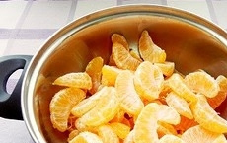 1. Этап. Джем из мандаринов: Промываем под проточной водой фрукты. Очищаем мандарины от кожуры, разделяем их на дольки, вынимаем косточки. Выдавливаем свежий сок из лимона.