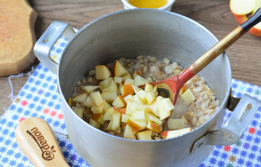 1. Этап. Каша на воде для похудения: Всыпьте яблоки.