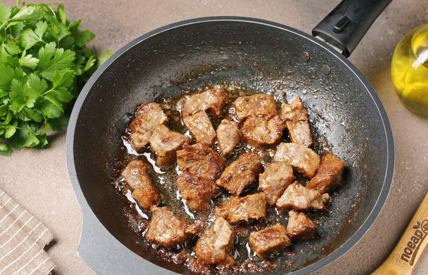 1. Этап. Каша гречневая с говядиной: Когда мясо станет достаточно мягким, дайте жидкости выпариться, а мясо слегка подрумяньте.