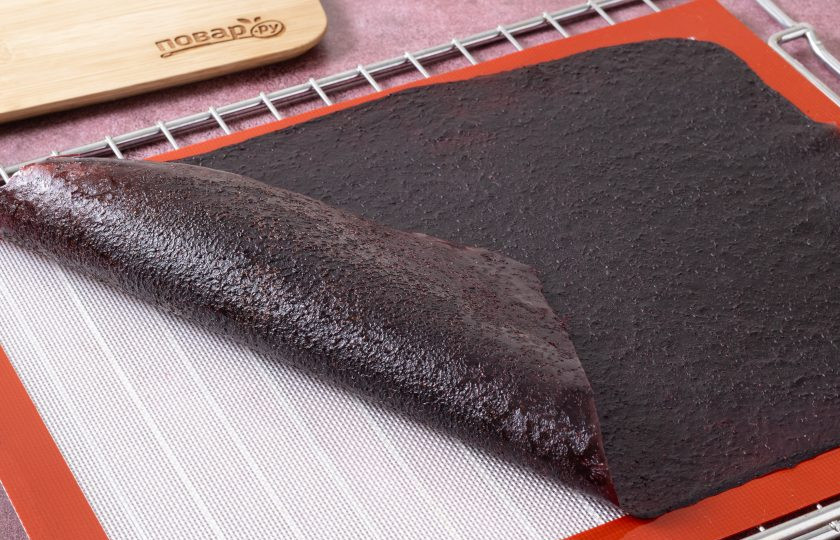 1. Этап. Домашняя пастила из смородины: Готовая пастила должна легко отходить от коврика, быть пластичной и не сильно липкой. Разрежьте пастилу на полосы и сверните рулетиками. Для хранения уберите пастилу в плотно закрывающийся пищевой контейнер.