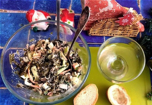 1. Этап. Салат с тунцом и морской капустой: Салат у нас готов. Хорошо ему дать немного в холодильнике настояться, хотя бы минут 30, а можно и сразу начинать есть. Подавать будем красиво непосредственно перед тем, как сесть за стол. Покажу 2 подачи. В виде закуски на кусочках багета и в креманках каждому индивидуально. Багет нужно нарезать без уклона. Толщина кусочков ~ 3 см. На сухой сковороде подсушить срез с одной стороны до румяности. С другой стороны выбрать мякоть, оставляя её на дне ~ 1 см и с краёв ~ 0,5 см (или поменьше чуть).