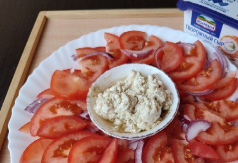 1. Этап. Помидоры в творожной заправке: Помидоры и лук нарезаем тонкими полукольцами.