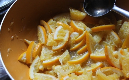 1. Этап. Домашний мармелад из апельсинов: 4. Томите на среднем огне около получаса до мягкости.