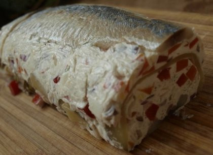 1. Этап. Закуска из сельди к праздничному столу: Готовую закуску достаем из холодильника. Снимаем пленку и нарезаем острым ножом на небольшие пласты, украшаем укропом.