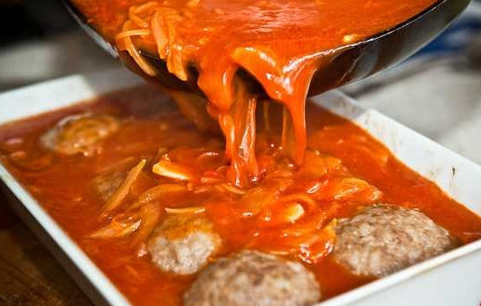 1. Этап. Тефтели в томате: 10. Аккуратно вылейте соус сверху.