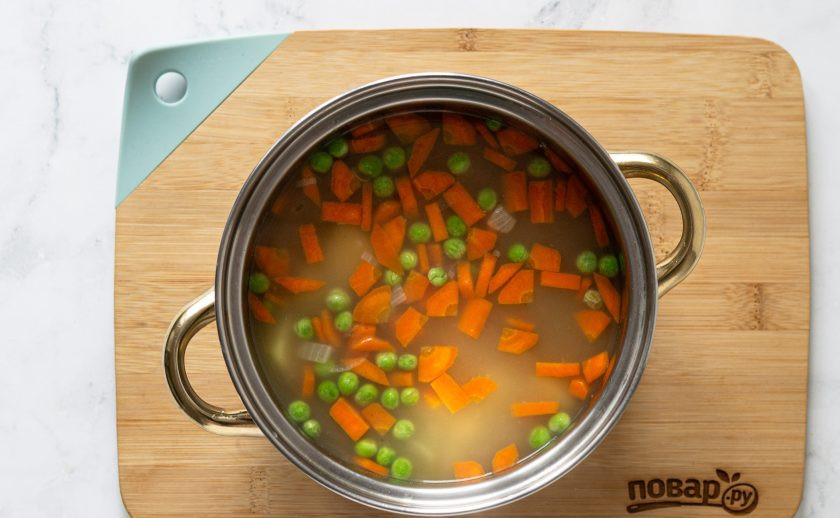 1. Этап. Суп со шпинатом и зеленым горошком: Добавьте замороженный зеленый горошек. Варите суп примерно 5 минут.