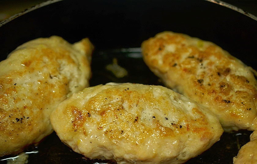 1. Этап. Чевапчичи (черногорские мясные колбаски): 4. Обжаривайте на углях, на сковороде-гриль или на простой сковороде.