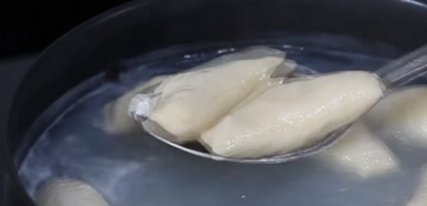 1. Этап. Вареники с творогом на большую семью: 4. В кипящей воде сделайте воронку, аккуратно выложите вареники (6-8 штук). Варите 3-4 минуты в зависимости от размера, вареники должны подняться на поверхность.