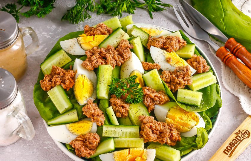 1. Этап. Низкокалорийный салат с тунцом: Посолите и поперчите салат, подайте его к столу сразу же после приготовления.