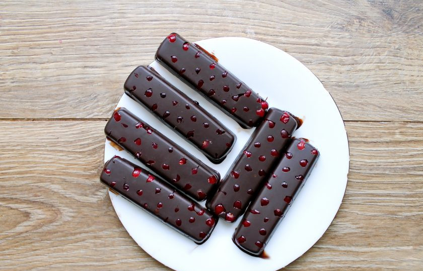 1. Этап. Клюква в шоколаде: Аккуратно извлеките клюкву в шоколаде из формы и подавайте к столу.