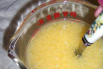 1. Этап. Чернично-маковый торт: 1. Смешаем сначала молоко, яйцо, сахар и разрыхлитель.