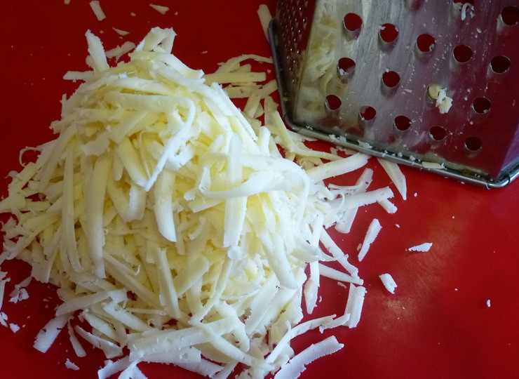 1. Этап. Салат из морепродуктов Для любимого: сыр натереть на средней терке