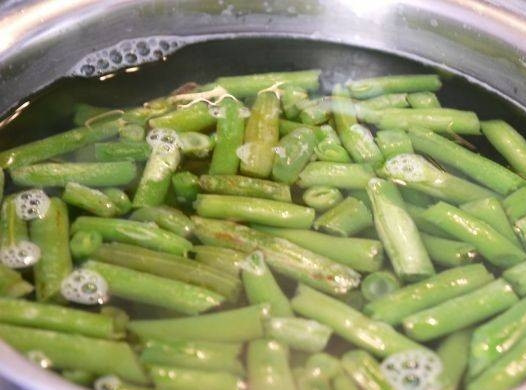 1. Этап. Салат из фасоли стручковой: В кастрюле вскипятите подсоленную воду. Отварите в ней фасоль в течение 4-х минут.