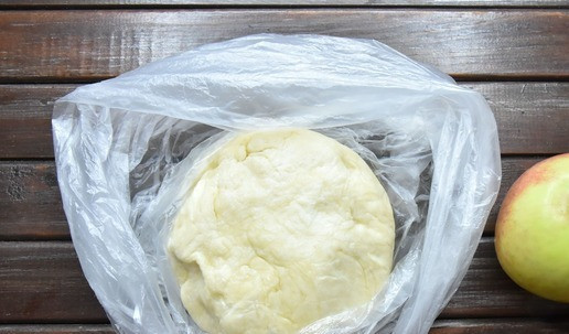 1. Этап. Цветаевский яблочный пирог: Не стоит долго месить песочное тесто руками, иначе масло растает и тесто станет плотным. Скатываю тесто в шар, перекладываю в полиэтиленовый пакет и пока готовлю начинку, помещаю его в холодильник. Охлажденное тесто раскатываю в пласт и распределяю по дну и бортам формы, диаметром 24 см. Нижний слой накалываю вилкой, чтобы при выпечке тесто не вздувалось.