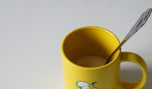 1. Этап. Хлеб в кружке за 5 минут: В большой кружке смешать яйцо и кефир. Взбалтывать не нужно.