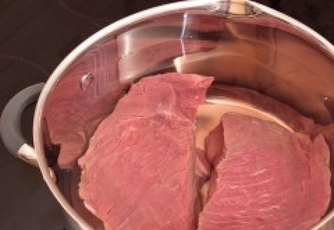 1. Этап. Щавелевый борщ: Заливаем мясо водой и ставим варить бульон. Если хотите чтобы он сварился быстрее - порежьте мясо помельче.