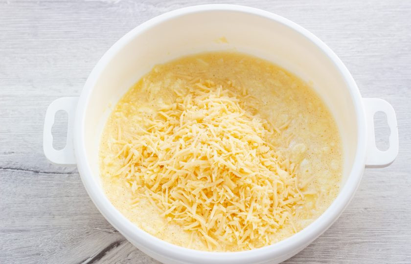 1. Этап. Сырные клецки с клубничным соусом: Сыр натрите на мелкой терке и добавьте в тесто.